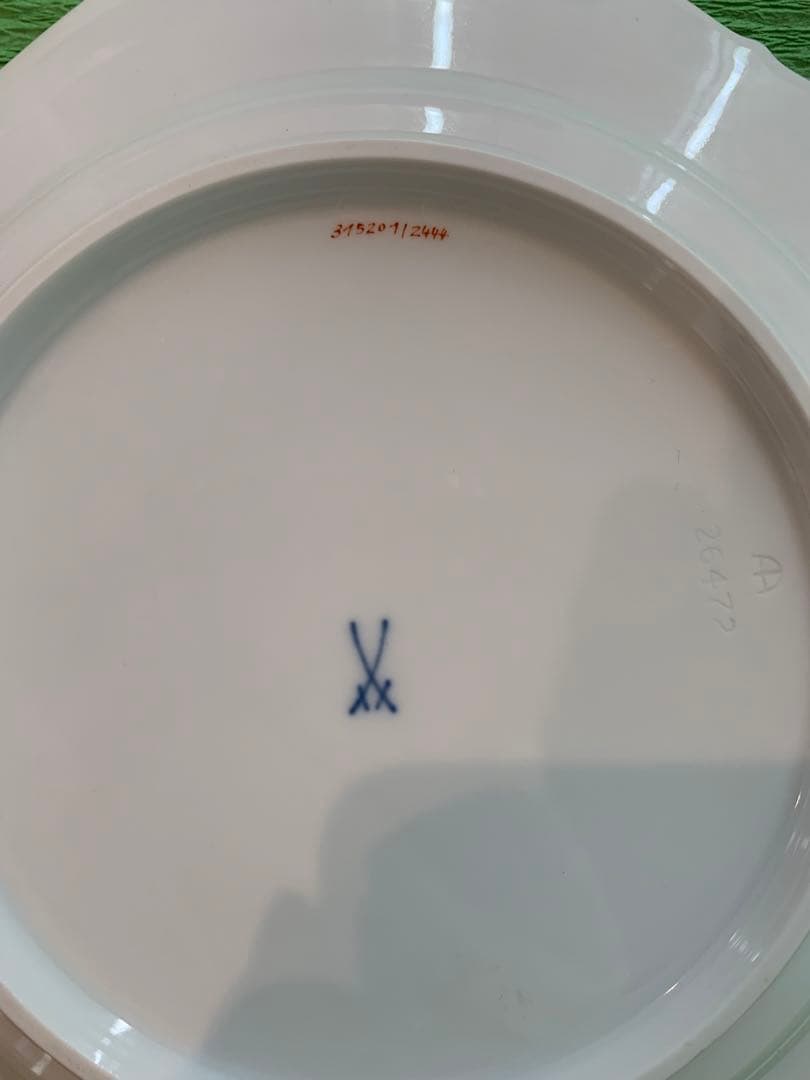 マイセン　ホワイトレリーフ　インドの華ブルーフラワー　直径21.5cm