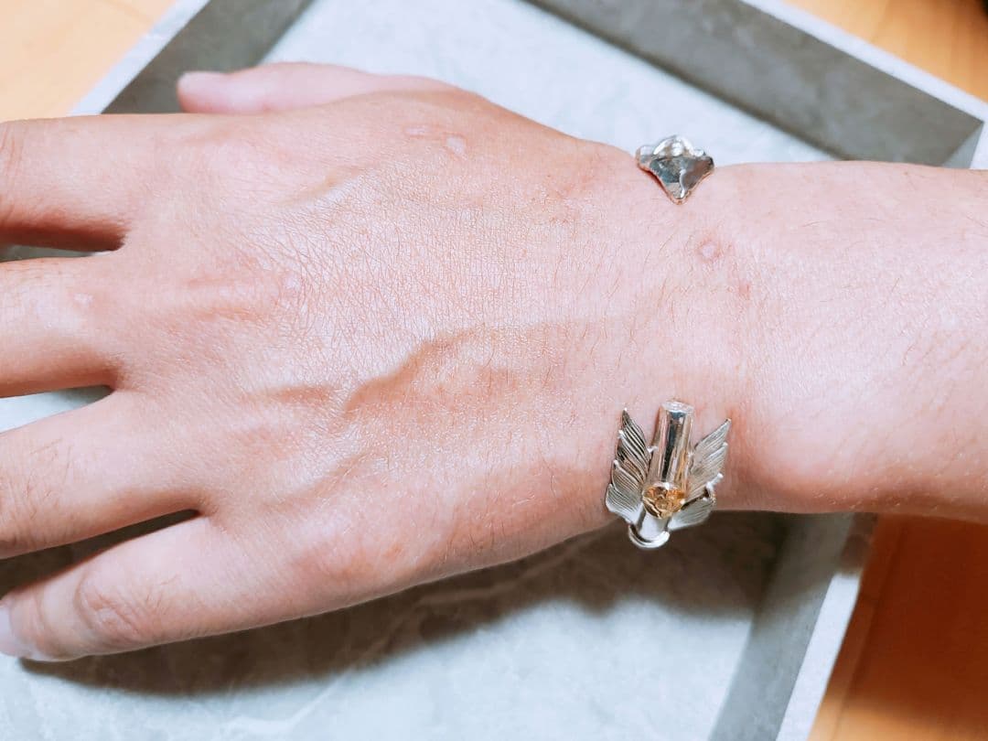 【ミィ】ファーストアローズ　K18付きカラ草彫り　バングル