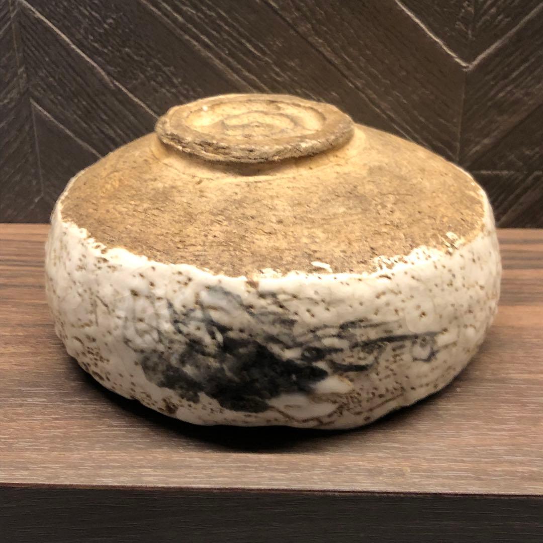 究極の美◾️蔵から白い釉薬がぼこぼこしたかなり凄そうな抹茶茶碗が出て来ました。