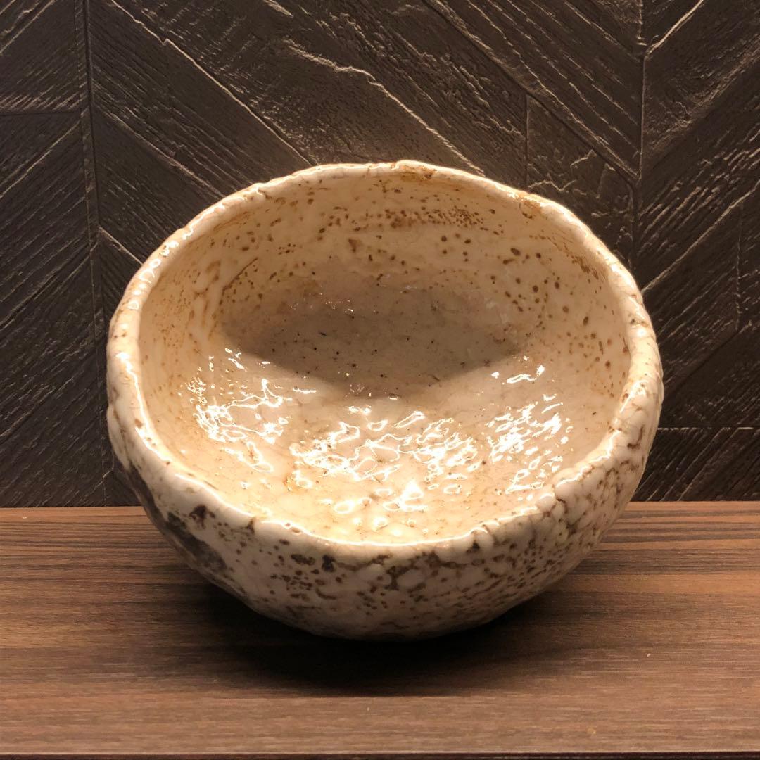 究極の美◾️蔵から白い釉薬がぼこぼこしたかなり凄そうな抹茶茶碗が出て来ました。