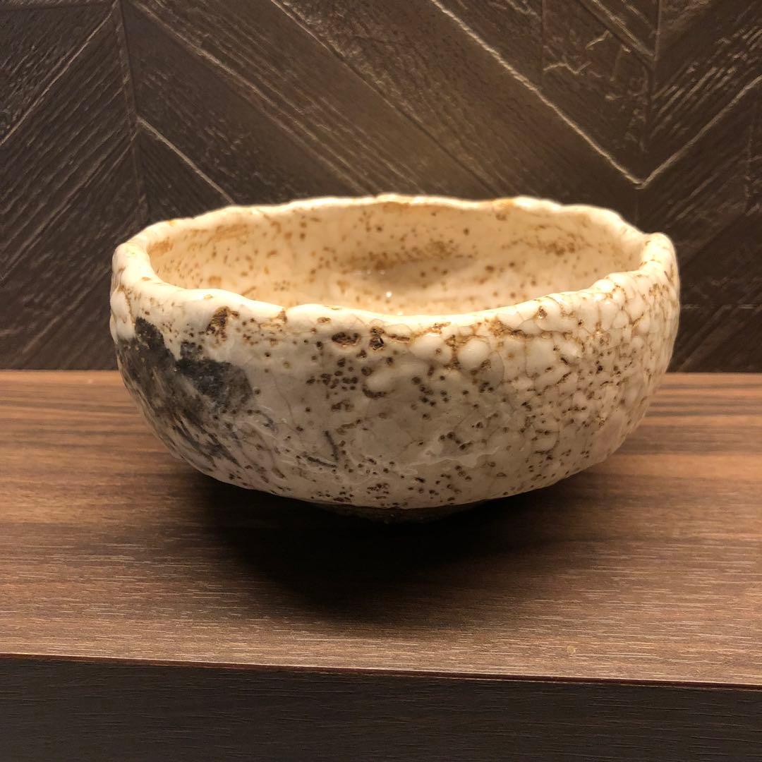 究極の美◾️蔵から白い釉薬がぼこぼこしたかなり凄そうな抹茶茶碗が出て来ました。