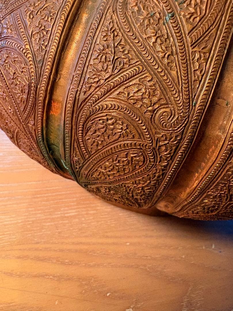 銅製容器、打ち出し模様、パキスタンで購入。