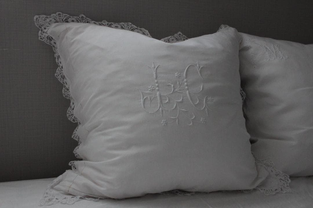 フランスアンティーク・クッションカバー \"J・C\"ドロンワーク/白糸刺繍