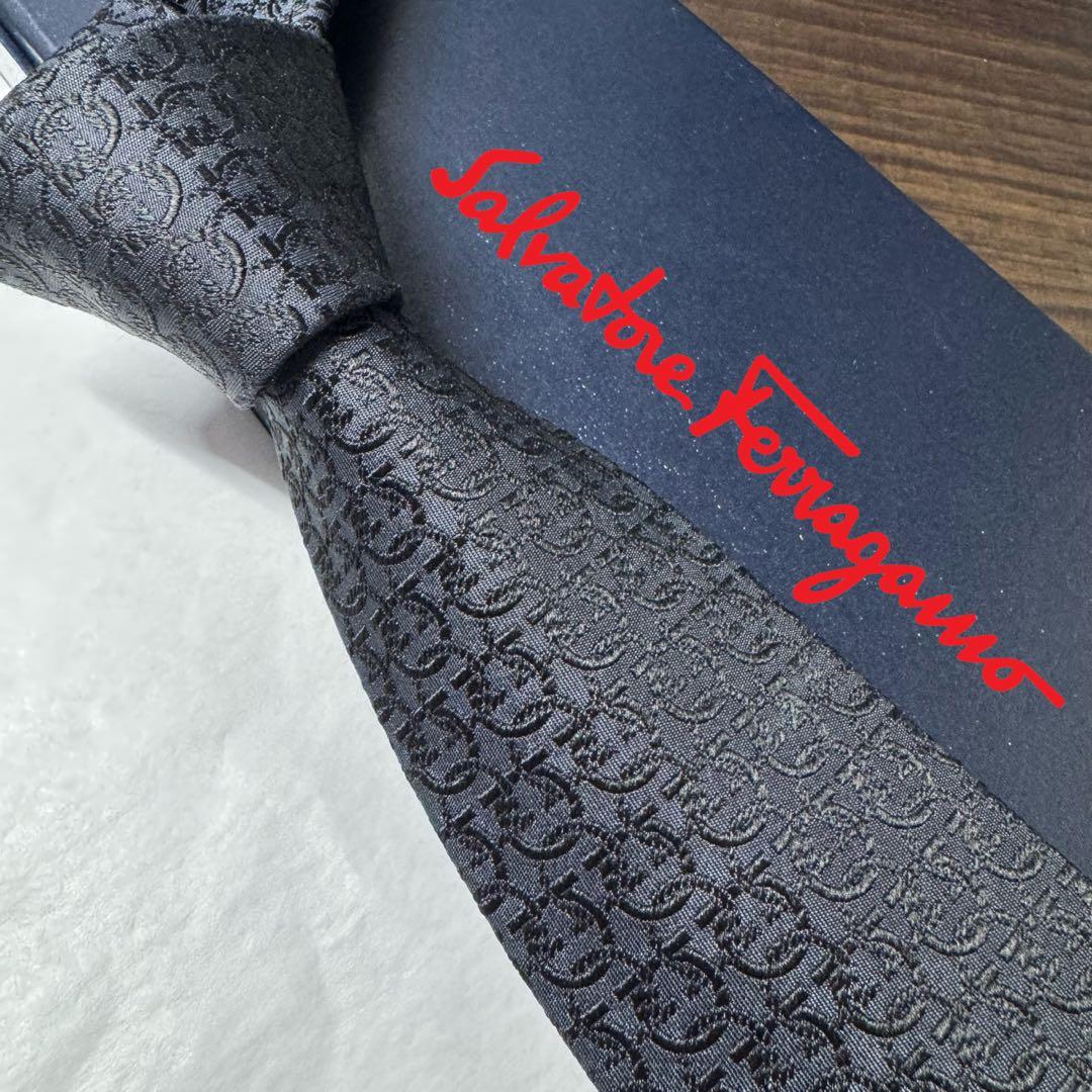 最高級 定価3万 サルヴァトーレフェラガモ ガンチーニ 総柄 ネクタイ ネイビー