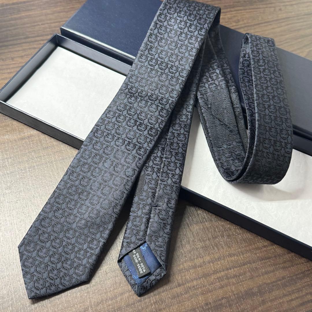 最高級 定価3万 サルヴァトーレフェラガモ ガンチーニ 総柄 ネクタイ ネイビー
