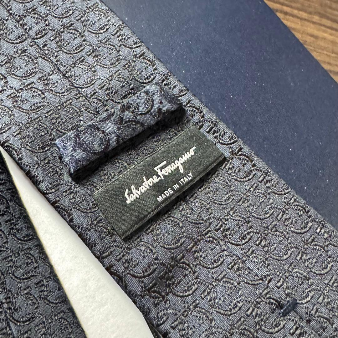 最高級 定価3万 サルヴァトーレフェラガモ ガンチーニ 総柄 ネクタイ ネイビー