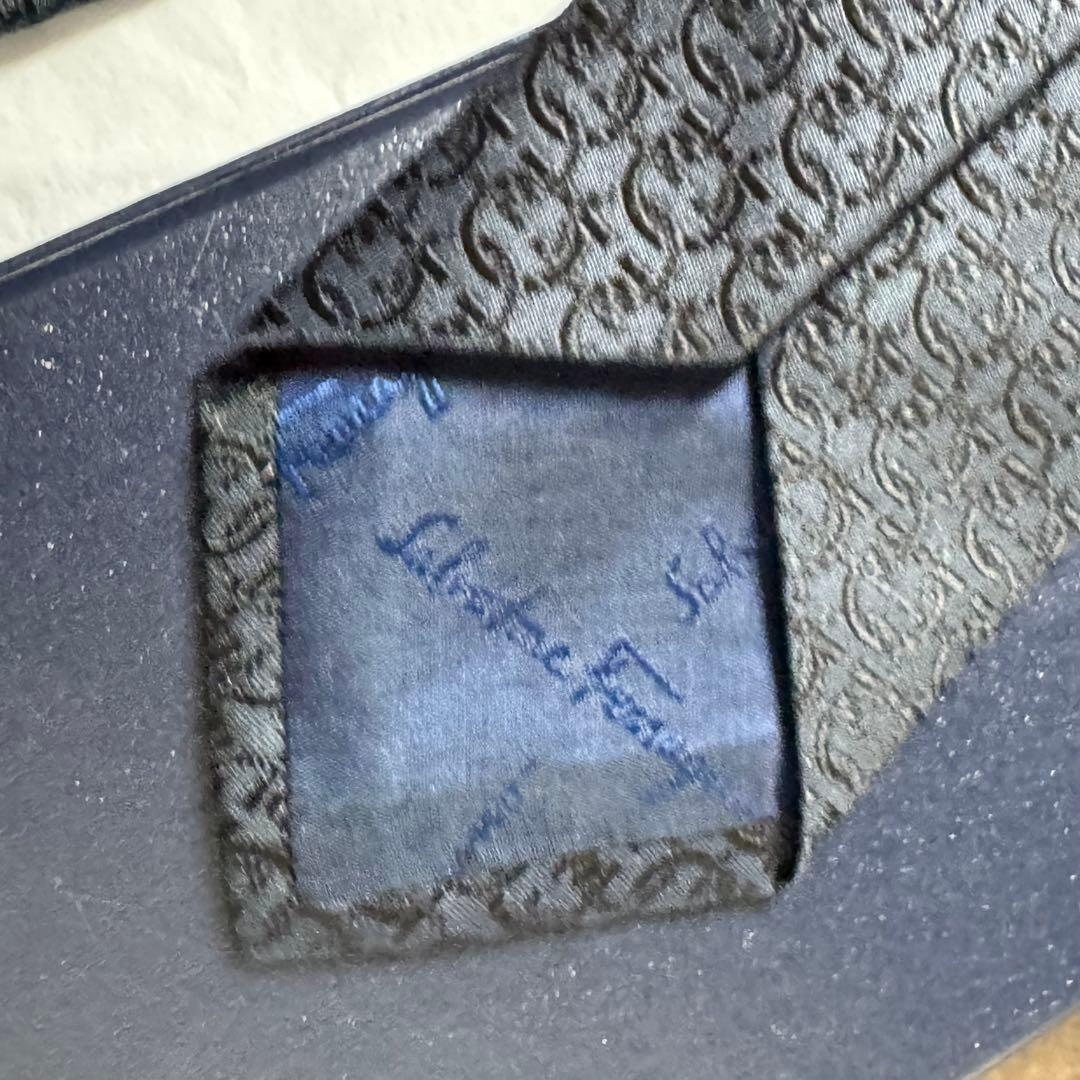 最高級 定価3万 サルヴァトーレフェラガモ ガンチーニ 総柄 ネクタイ ネイビー