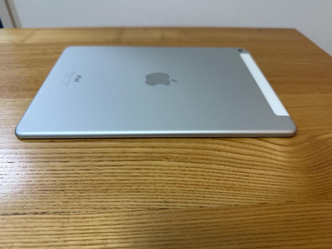 ★美品 iPad Air 2（64GB / シルバー）docomo版 SIM対応