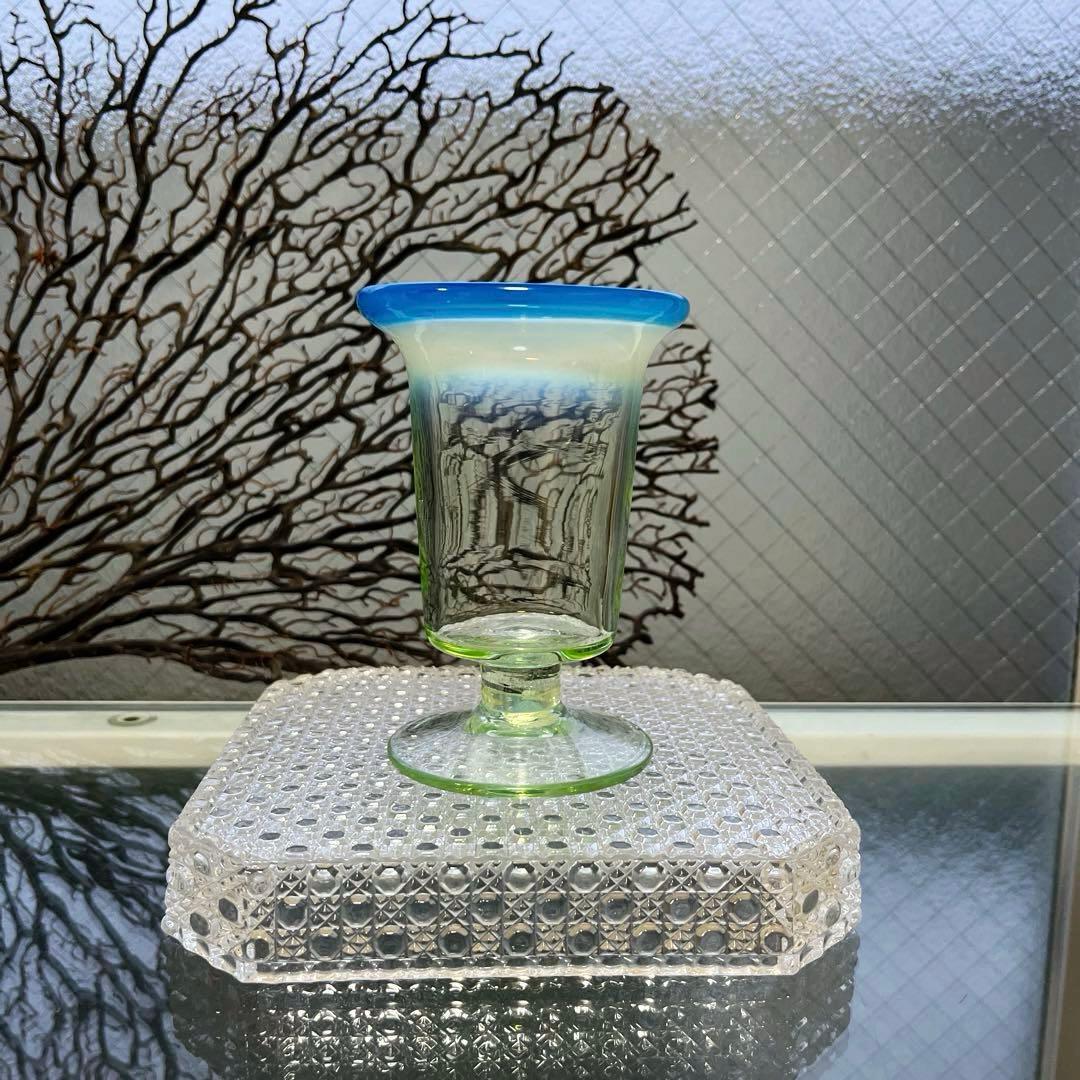 骨董　時代ガラス　超希少！　水色乳白暈し　ベル型　若草色ガラス　氷コップ