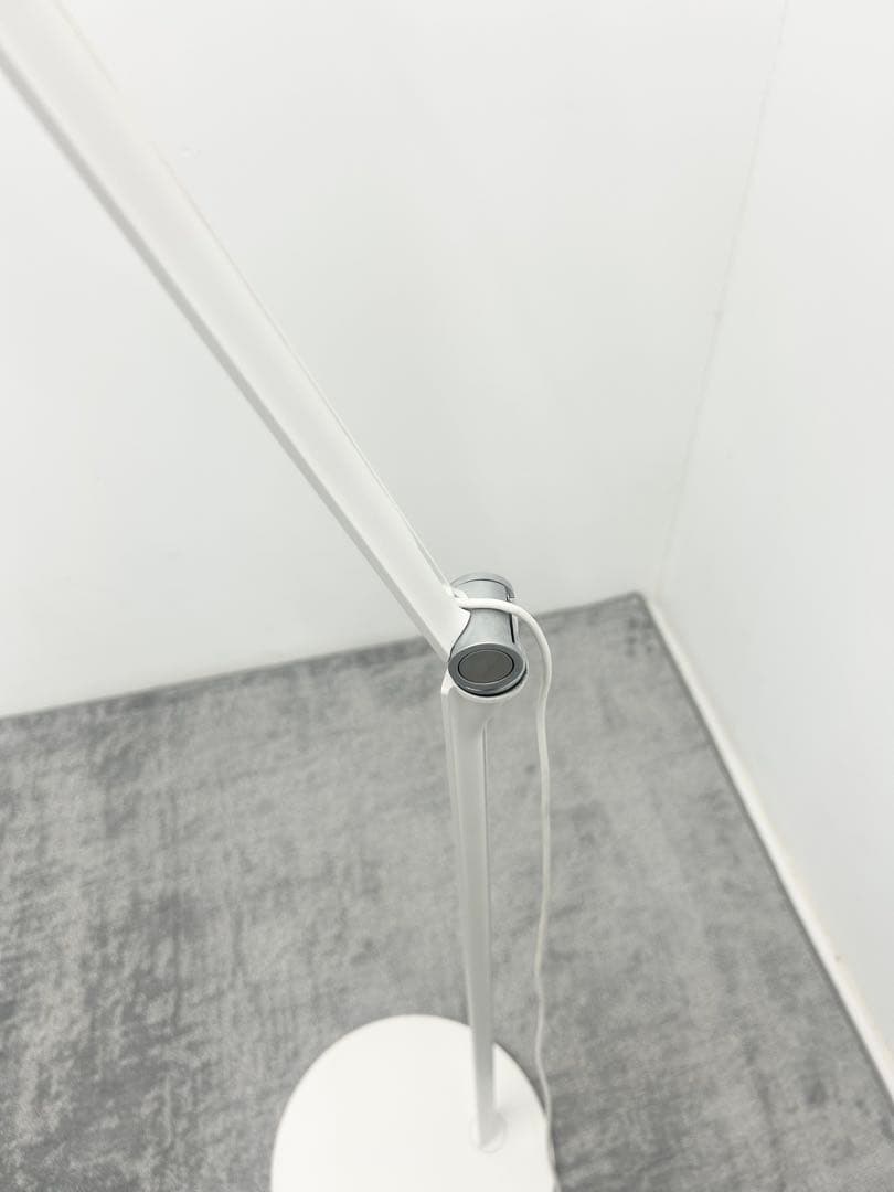 ルイスポールセン LouisPoulsen NJP フロアランプ　ホワイト