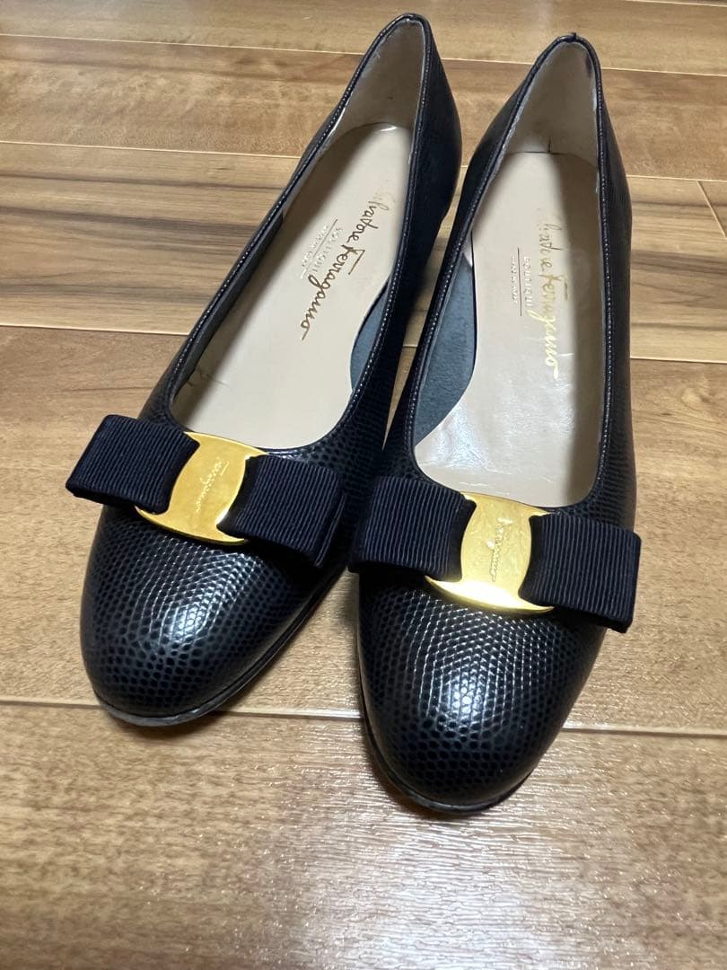 フェラガモ パンプス 黒 リボン ゴールド金具 8B イタリア製