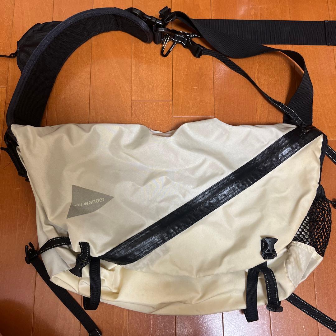アンドワンダー　ショルダーバッグ メッセンジャーバッグ アイボリー/ブラック