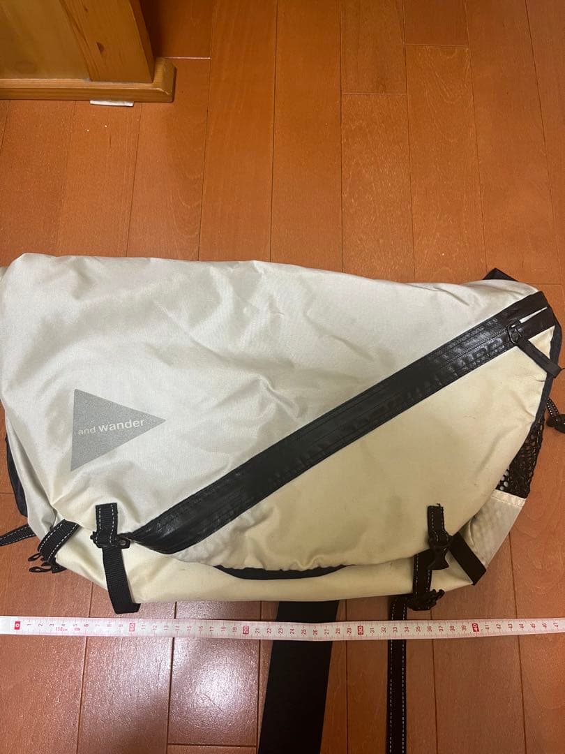 アンドワンダー　ショルダーバッグ メッセンジャーバッグ アイボリー/ブラック