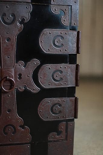 綺麗な丸金具庄内箪笥　扉付き　タンス　収納　古家具　古民家　時代家具