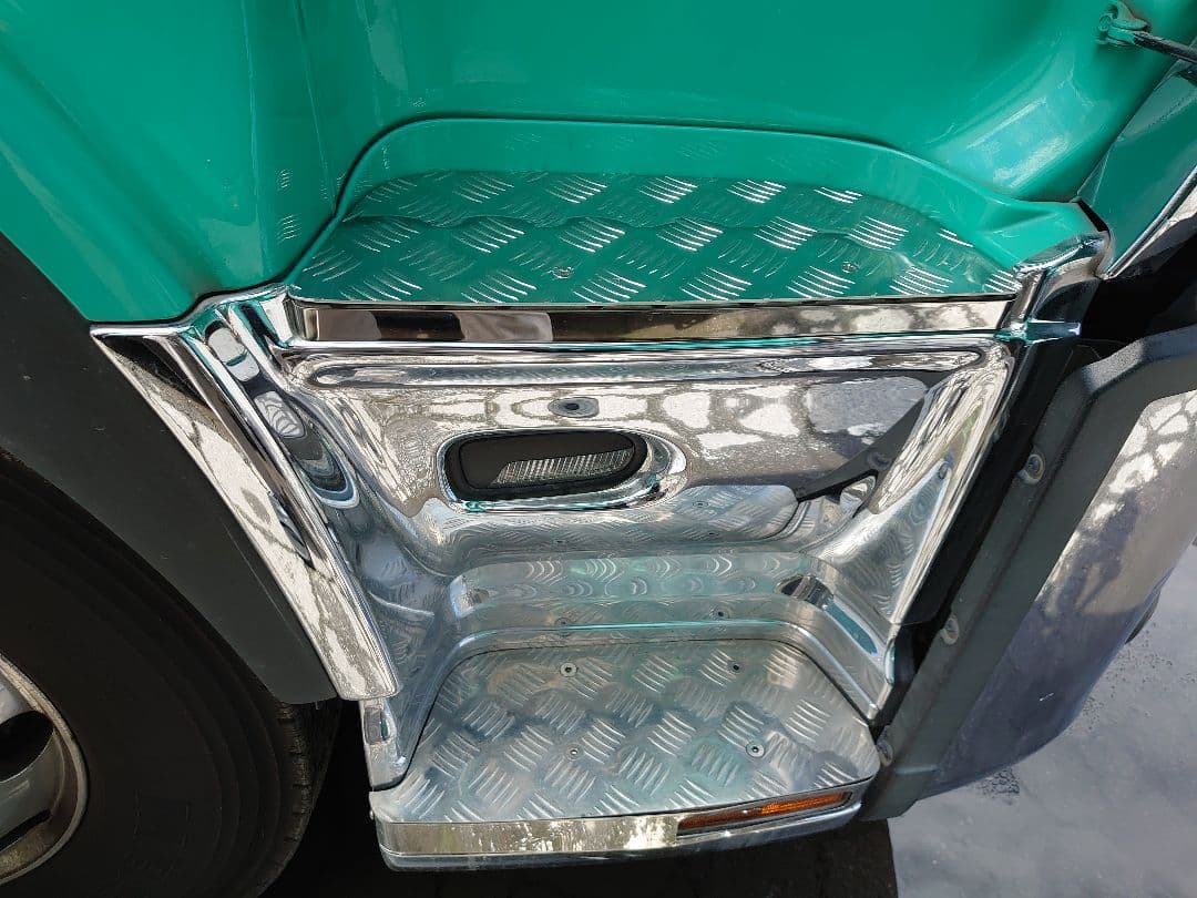 クオン　サイドステップ　上段　アルミ縞板　鏡面サイドカバー　ボルト付き