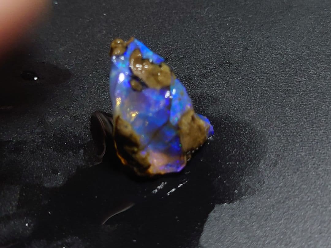 エチオピア　オパール　ピンファイア　星空のような　鉱物　標本　原石　チョーク