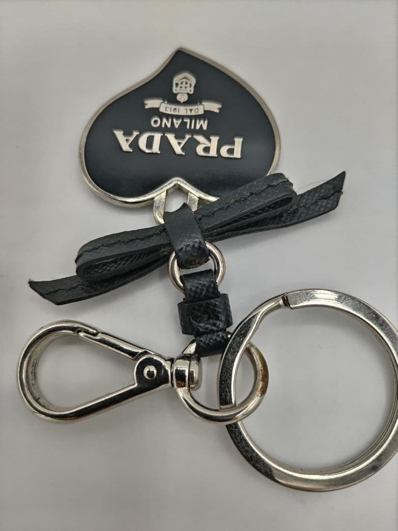 PRADA バックチャー厶、キーリングホルダー　ハートリボン　ブラック&シルバー