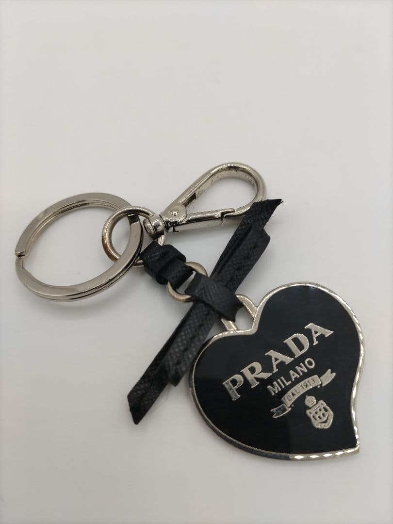 PRADA バックチャー厶、キーリングホルダー　ハートリボン　ブラック&シルバー