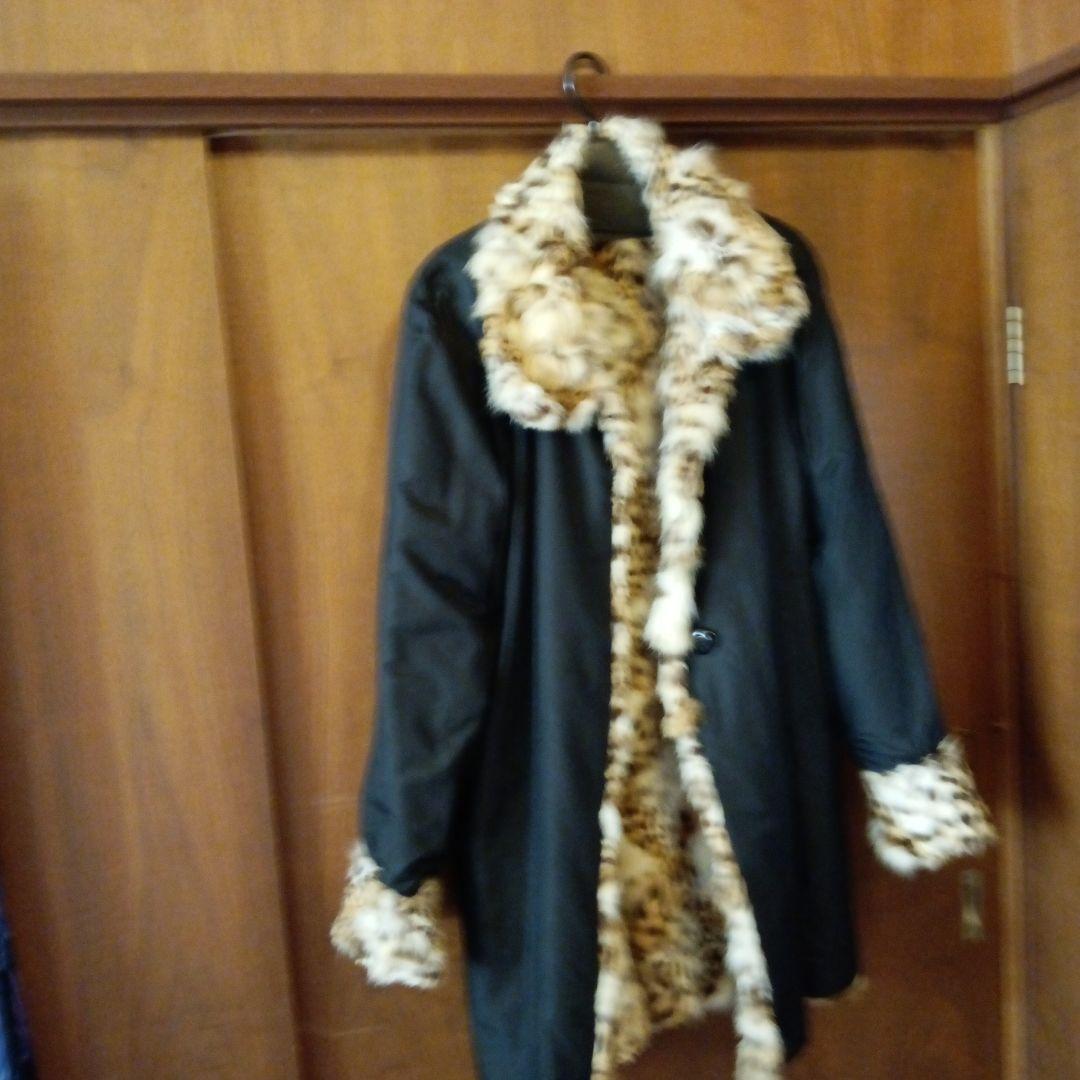 白とベージュの山猫の柄のロングコートでございます。