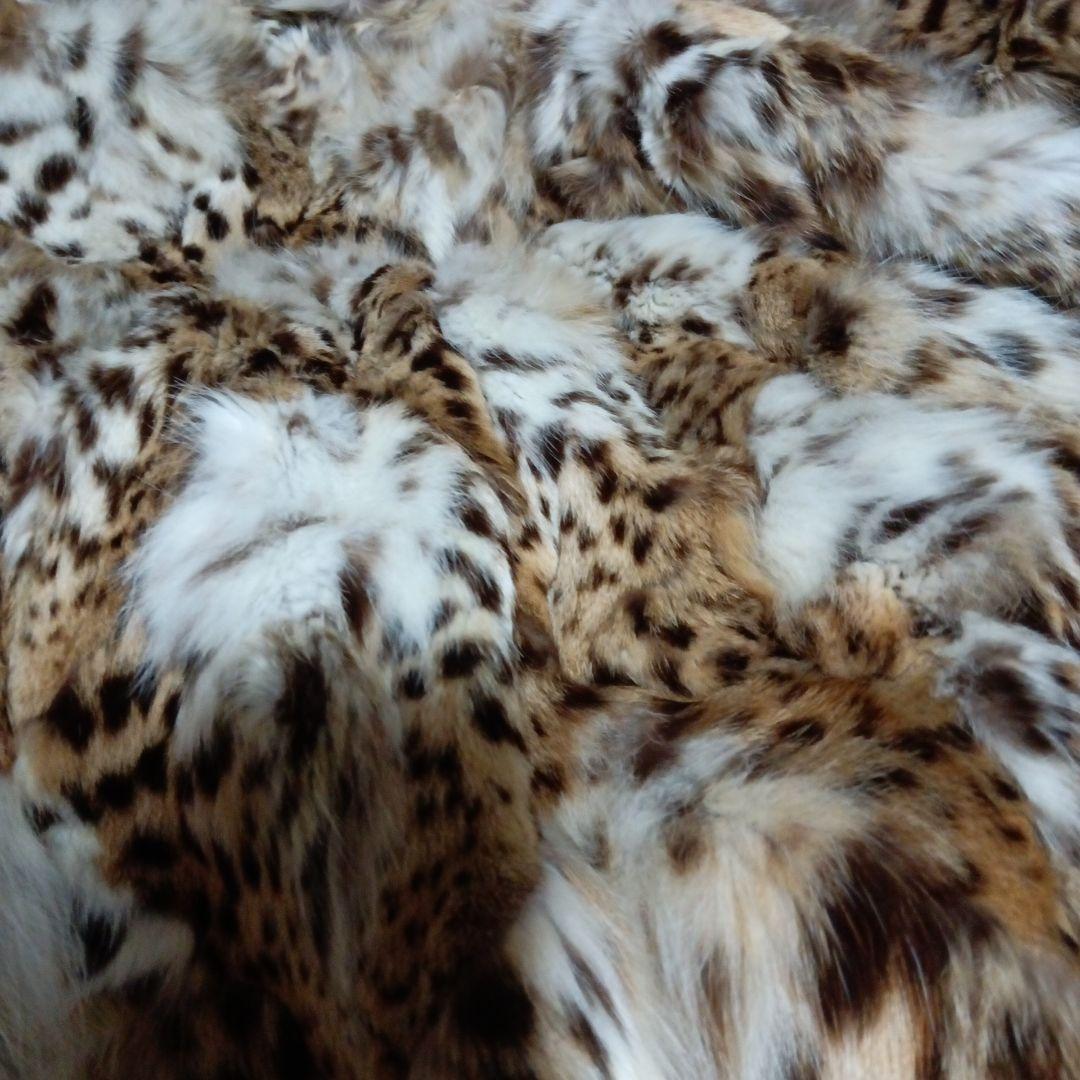 白とベージュの山猫の柄のロングコートでございます。