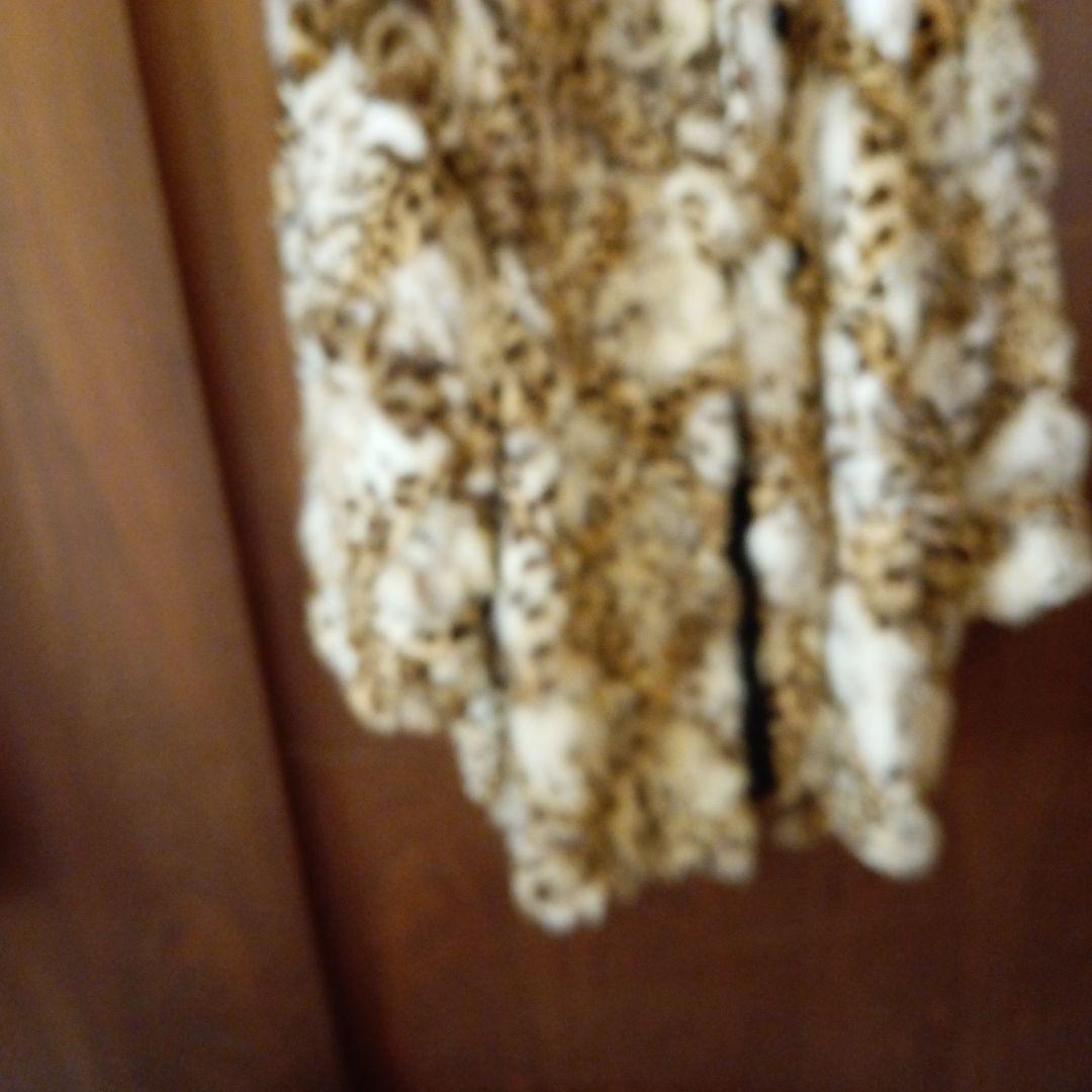 白とベージュの山猫の柄のロングコートでございます。