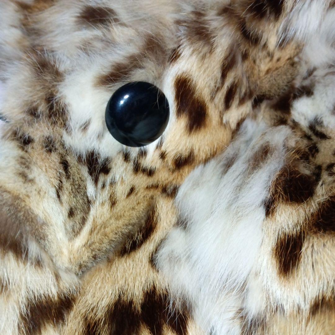 白とベージュの山猫の柄のロングコートでございます。