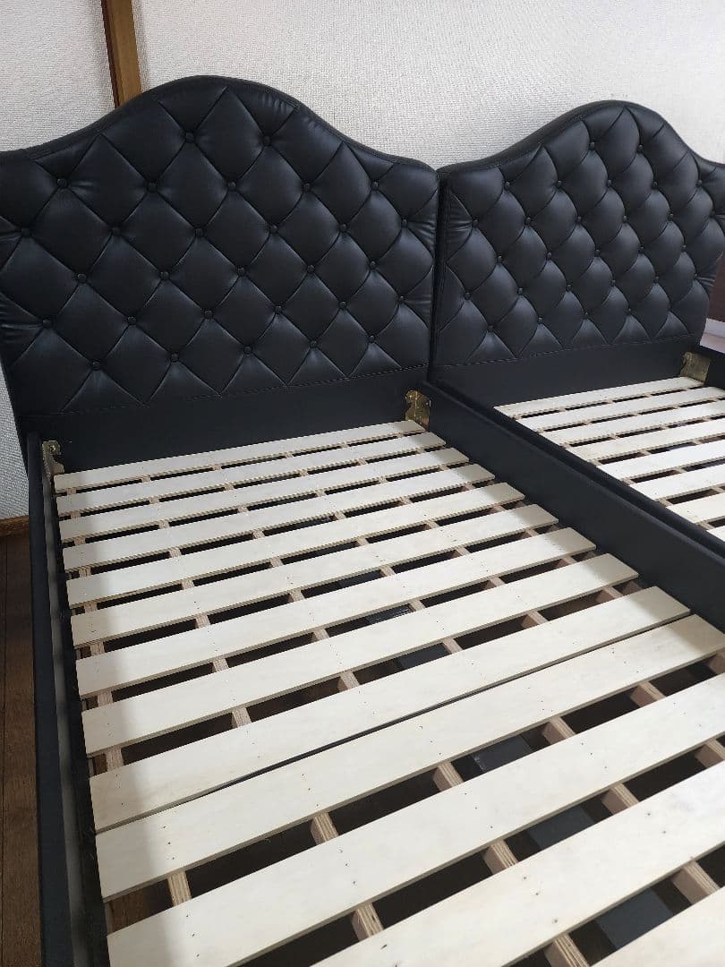 キングサイズベッド、マットレス 2 枚。