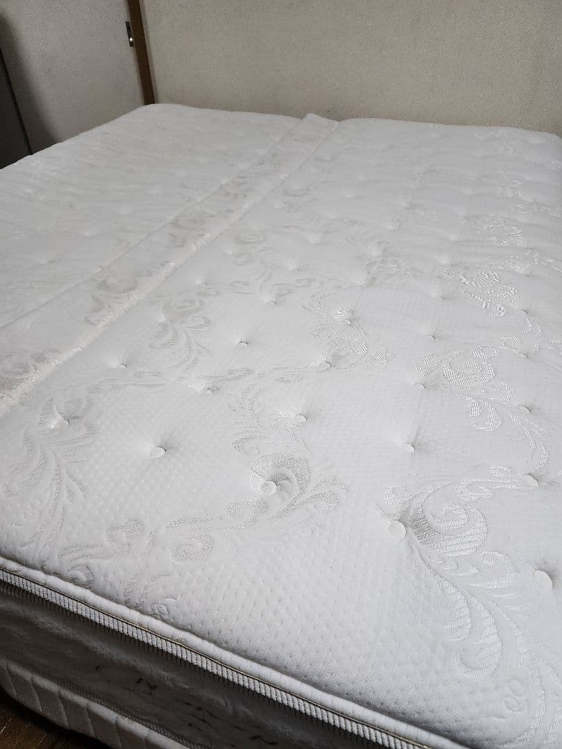 キングサイズベッド、マットレス 2 枚。