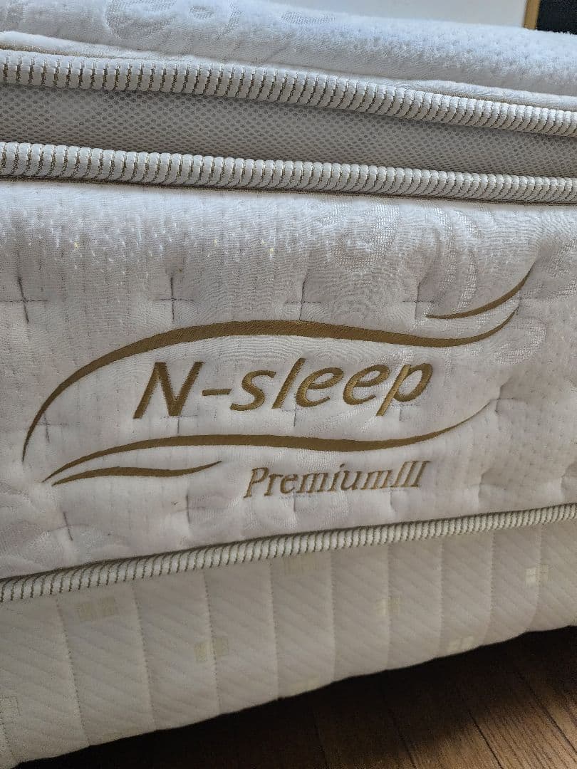 キングサイズベッド、マットレス 2 枚。