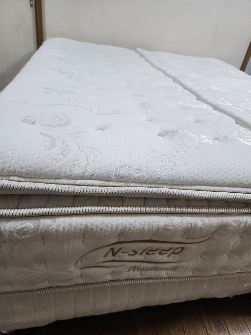キングサイズベッド、マットレス 2 枚。