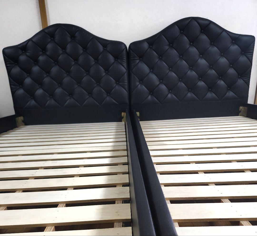 キングサイズベッド、マットレス 2 枚。