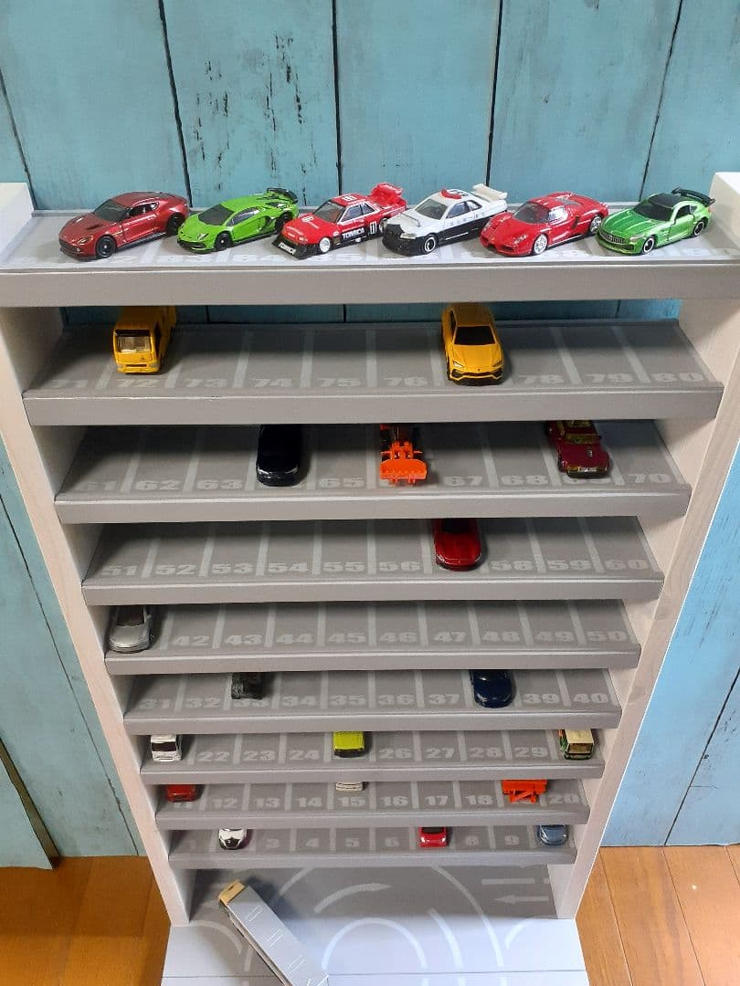 クリスマスプレゼントに！自作トミカ収納棚10段90台ロータリー交差点付き