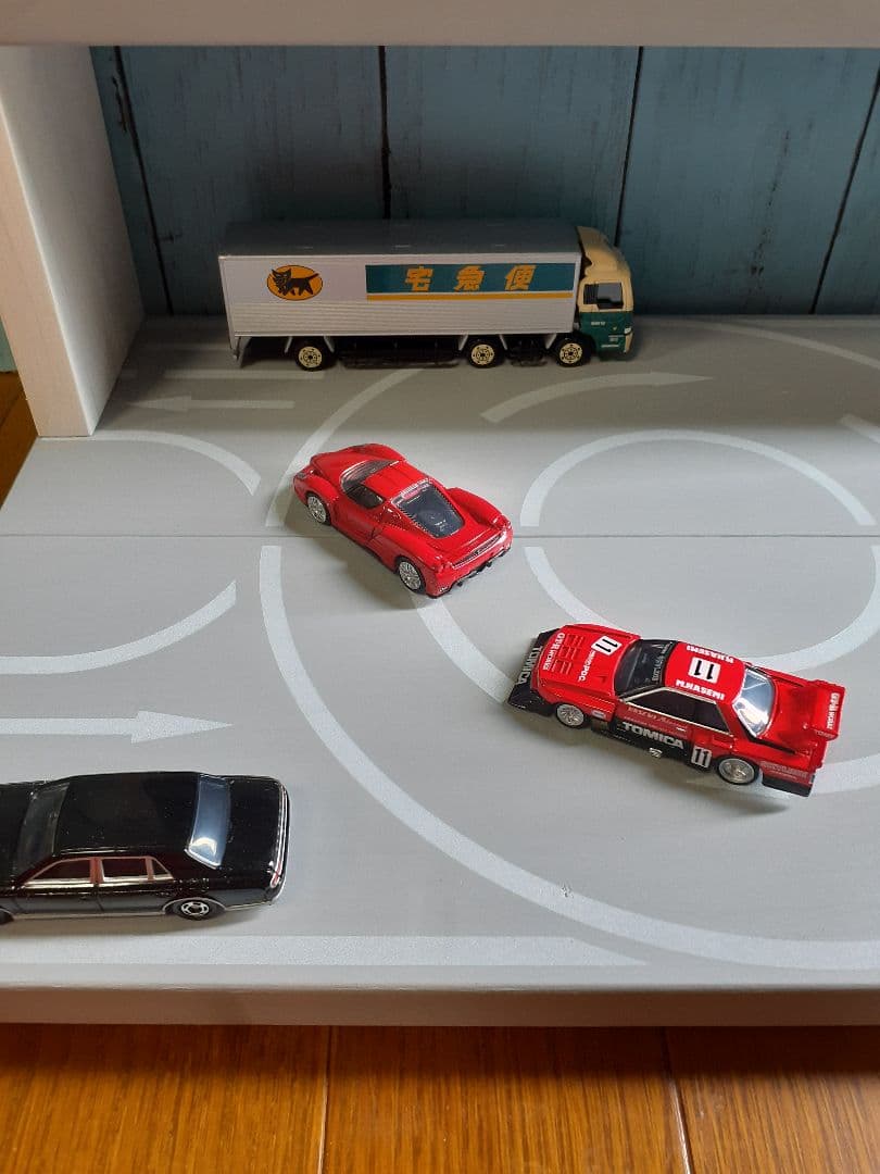 クリスマスプレゼントに！自作トミカ収納棚10段90台ロータリー交差点付き