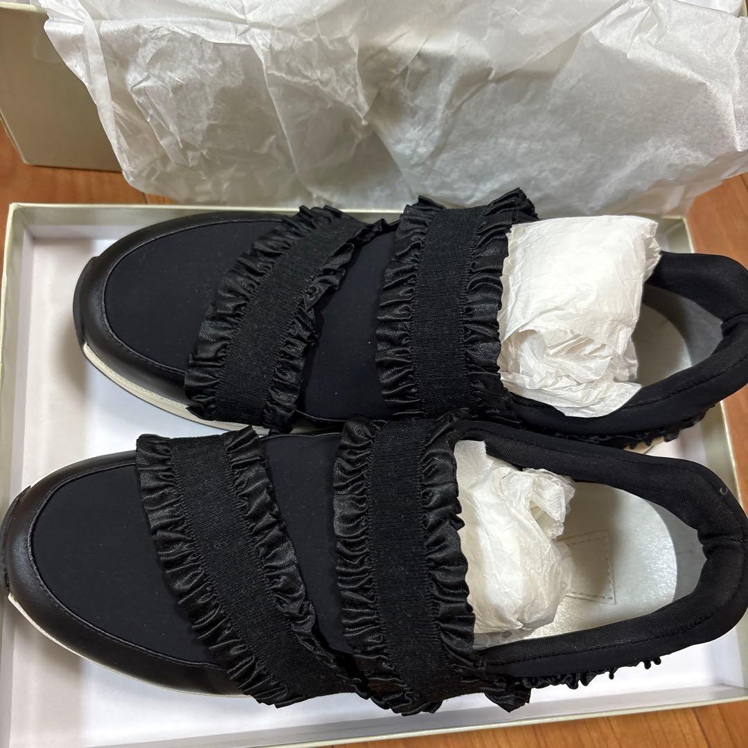 ココロANTEPRIMA アンテプリマ フリルモチーフ ブラックスニーカー