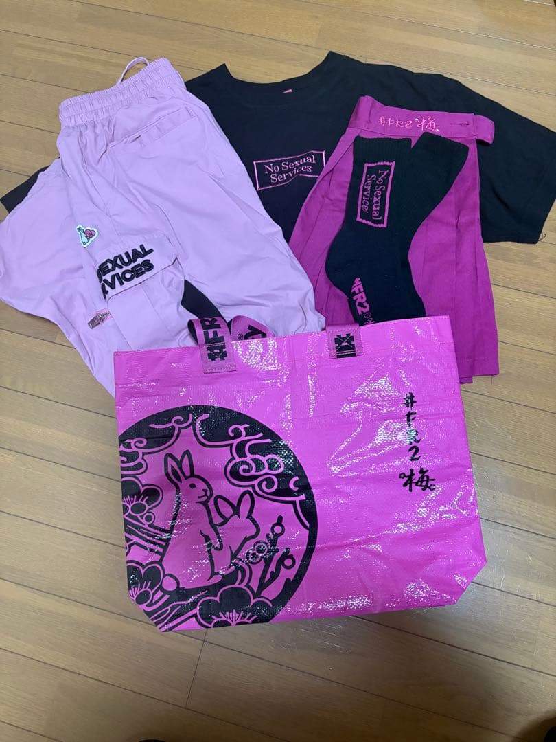 fr2梅　クロップドTシャツ　プリーツスカート　ソックス　パンツ　ショッパー