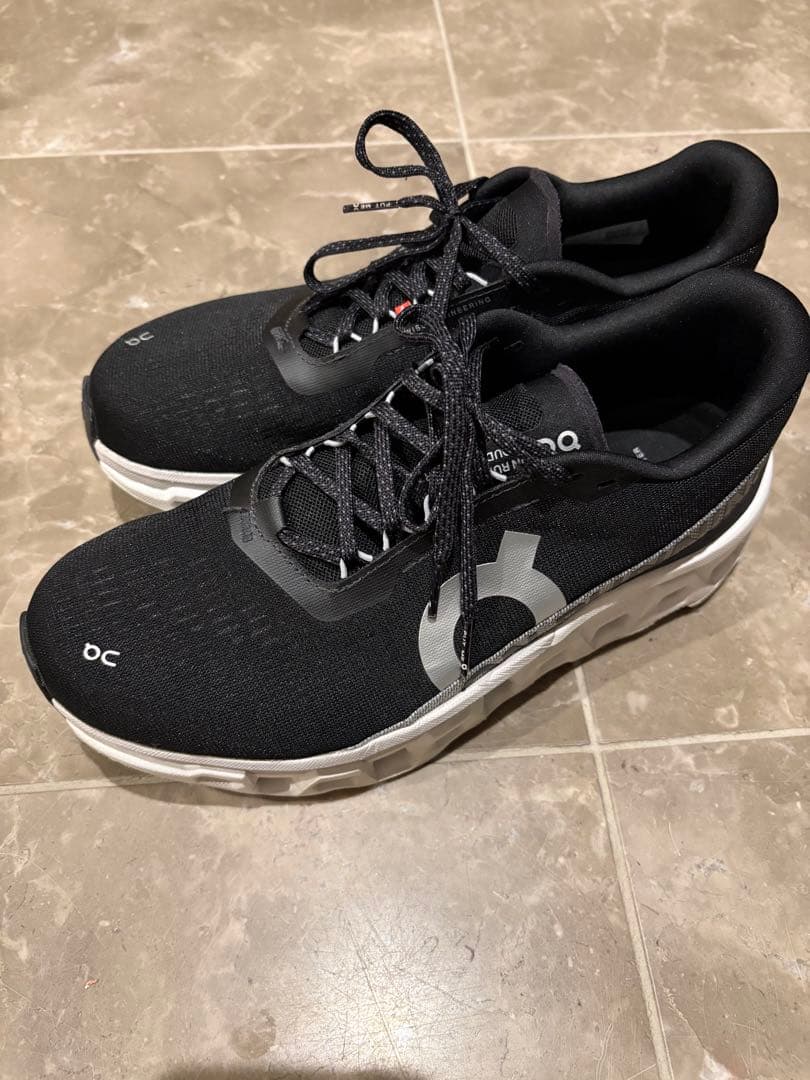 On cloudmonstar ブラック スニーカー