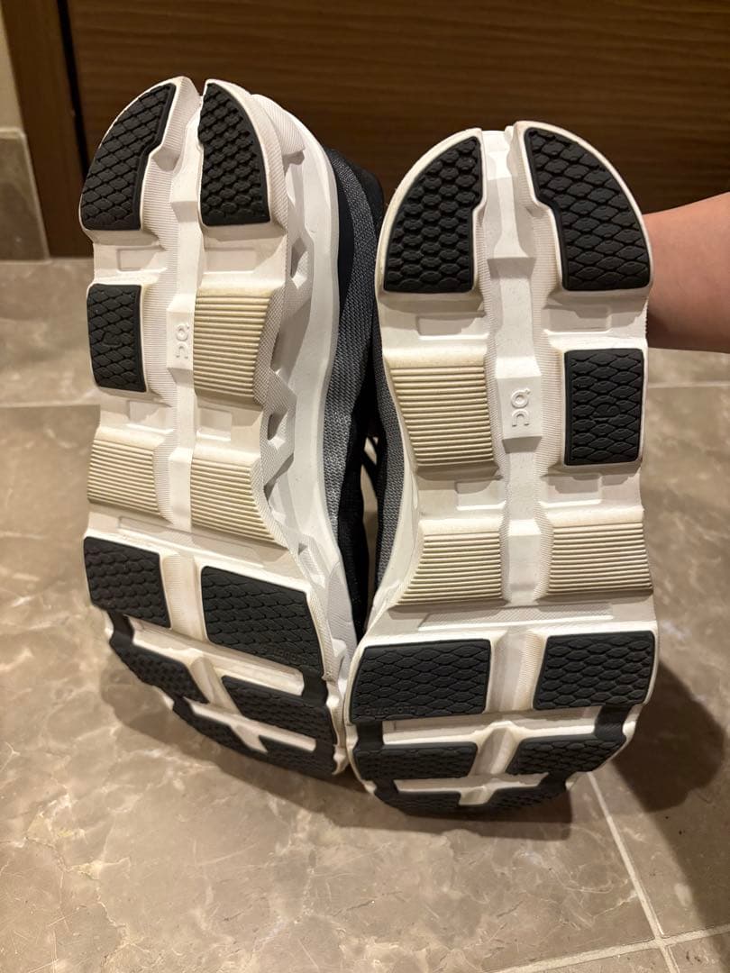 On cloudmonstar ブラック スニーカー