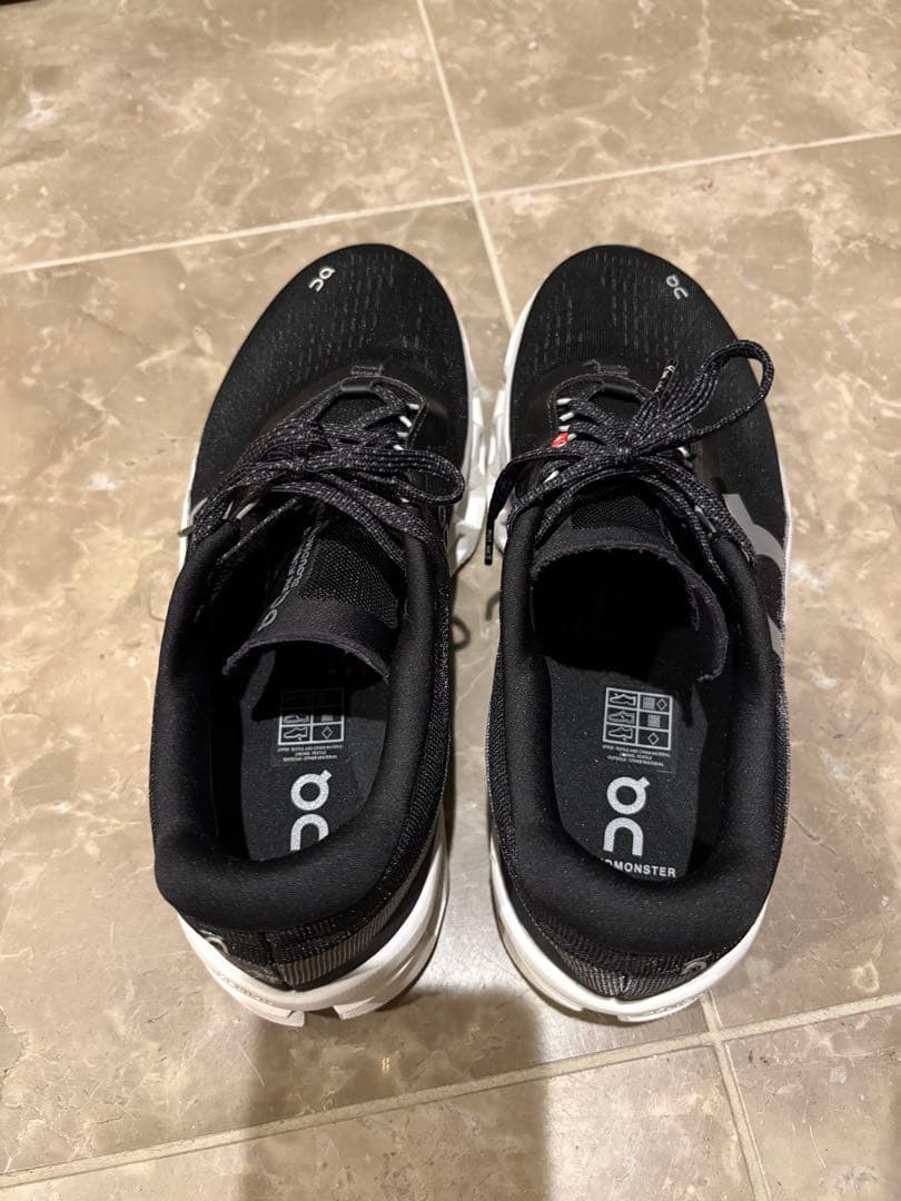 On cloudmonstar ブラック スニーカー