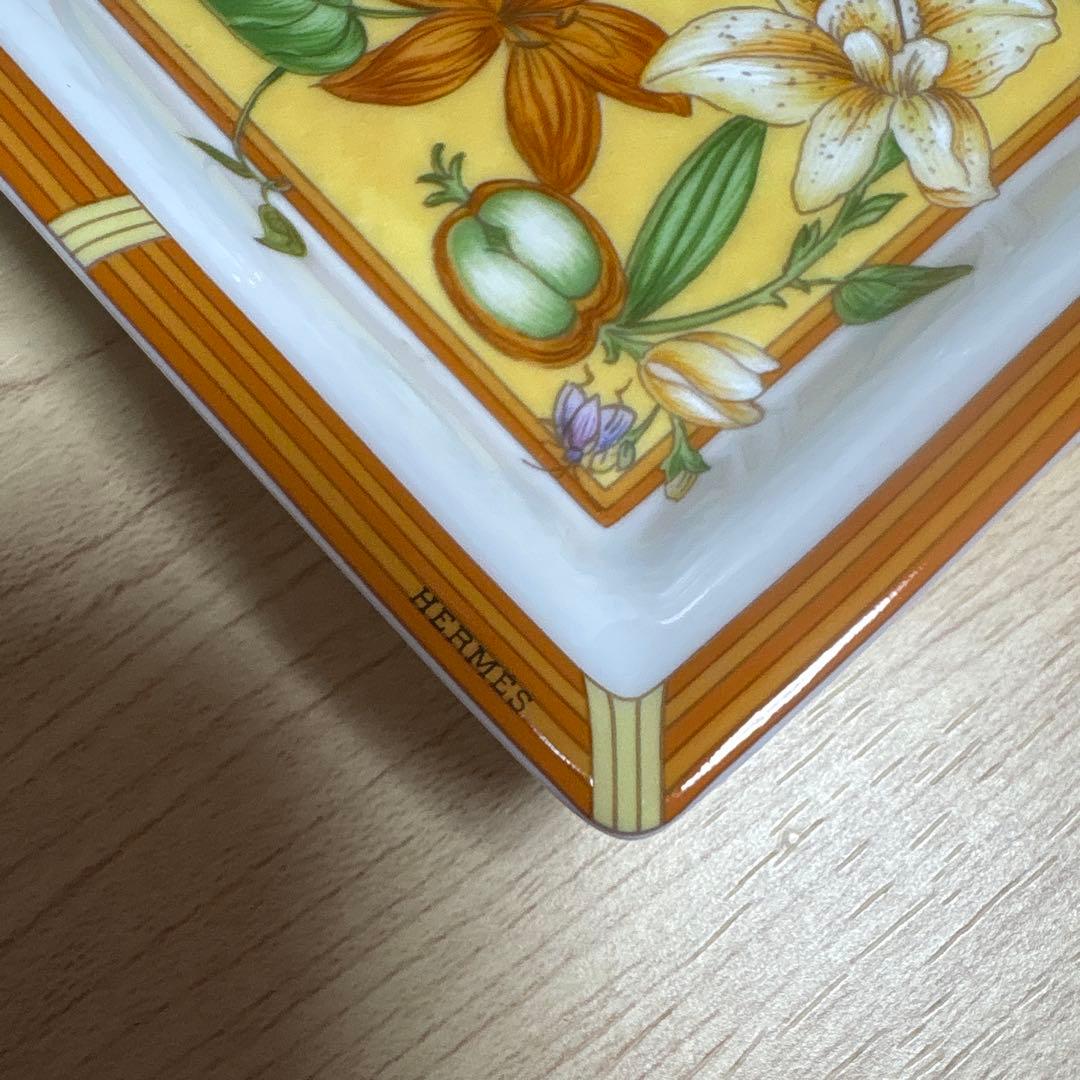 HERMES 花と蝶の陶器トレイオレンジ マルチカラー アクセサリートレイとして