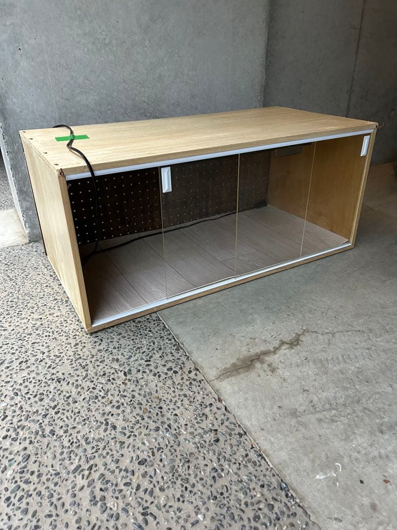 爬虫類ケージ（照明器具付き）