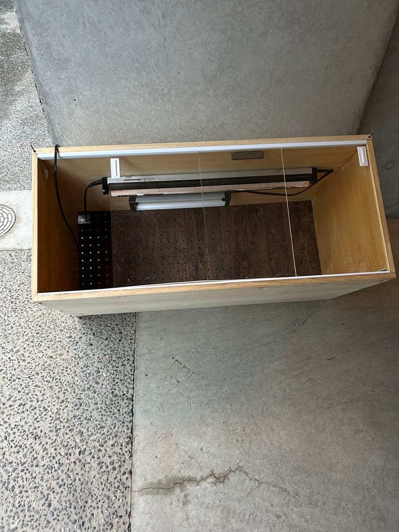 爬虫類ケージ（照明器具付き）