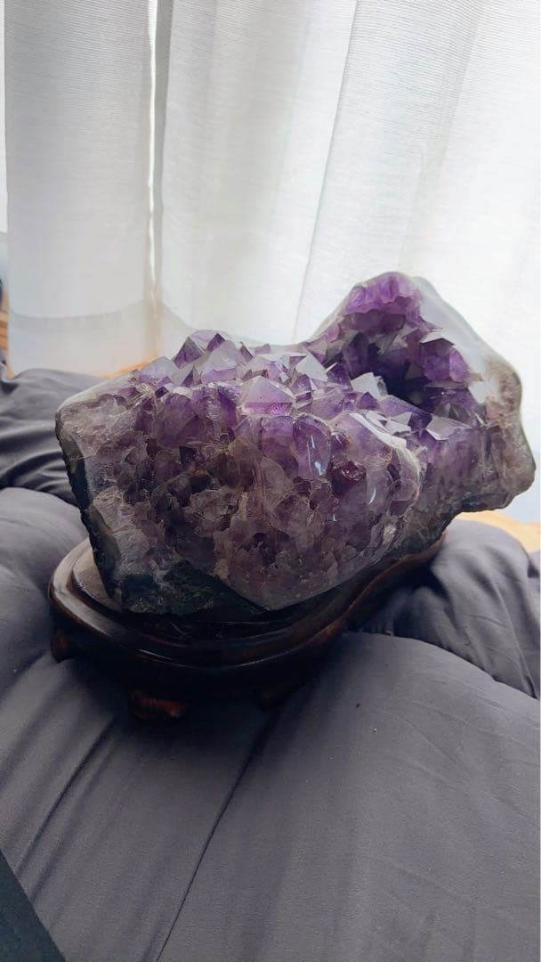 アメジスト原石 かなり大きめ 木製台座付き！
