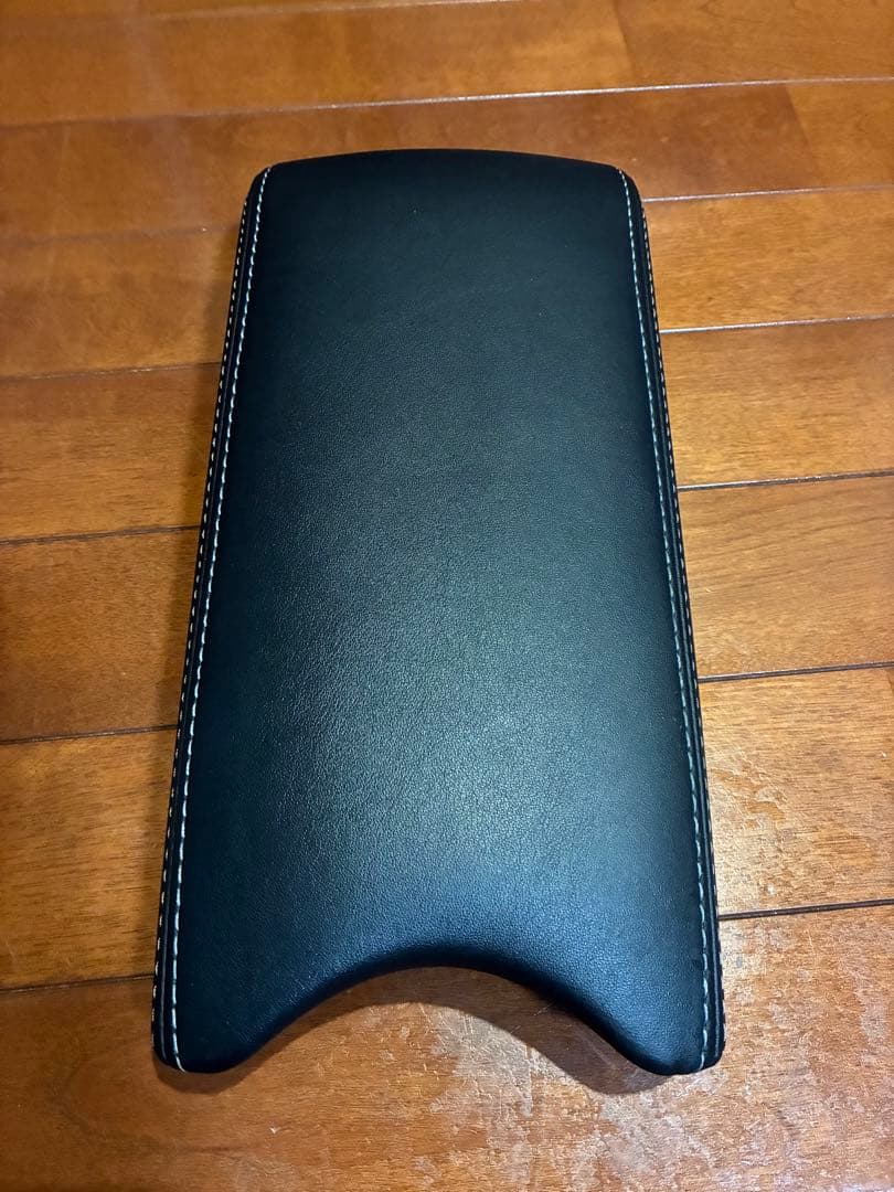 30プリウス後期　Toyota純正レザーコンソールパッド　アームレスト　中古品