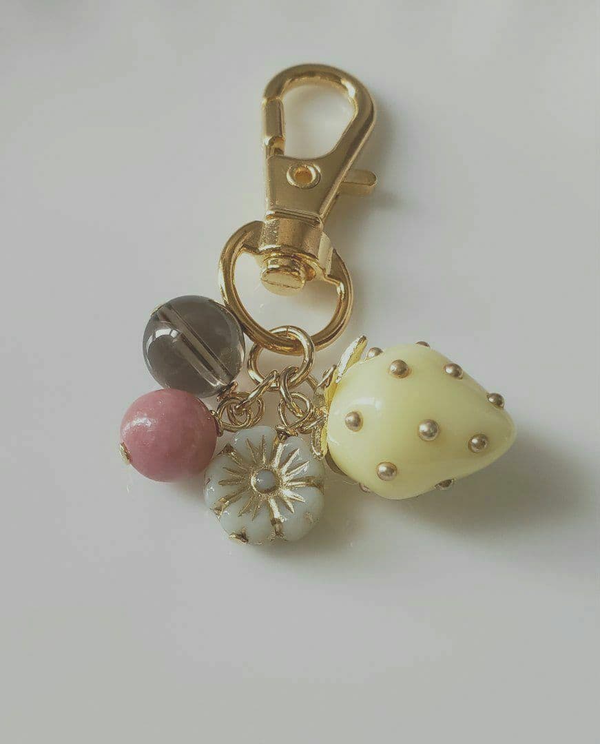 売却済み　417　ストロベリー　イエロー　ロードナイト　開運チャーム