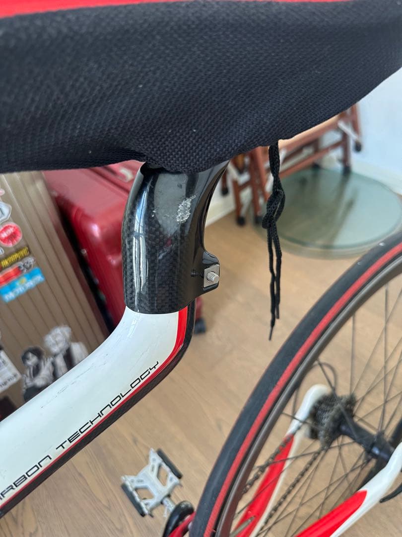 ホワイトとレッドのロードバイク