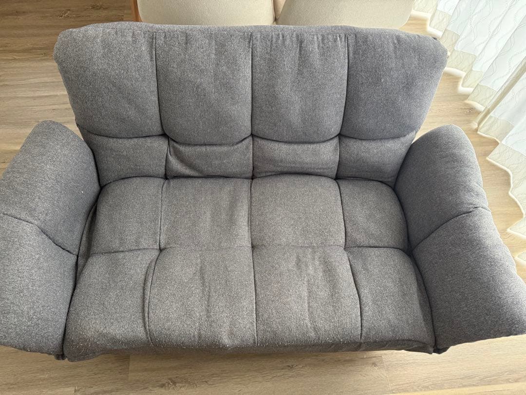 グレーの2人掛けソファ