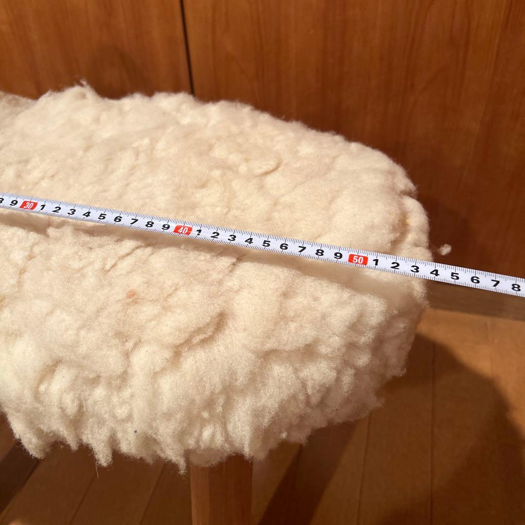 ②北欧 手作り パイン材 ムートン 羊 スツール　椅子　ニュージーランド