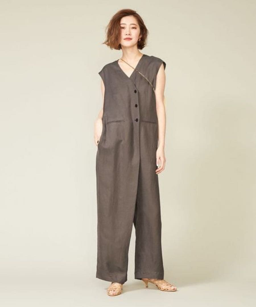 コンテ完売品　辺見えみりさん着用フロントボタン Vネックオールインワン