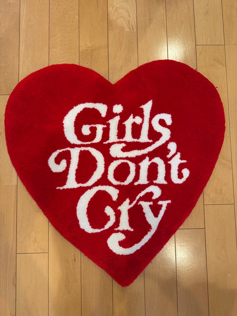 Girls Don't Cry ハート型ラグ