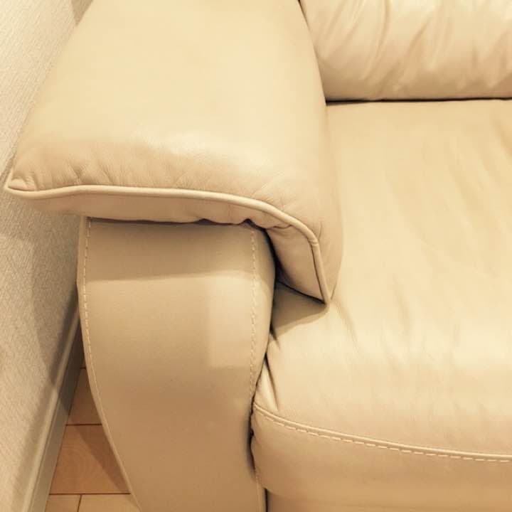 アイボリー三人掛け本革ソファー